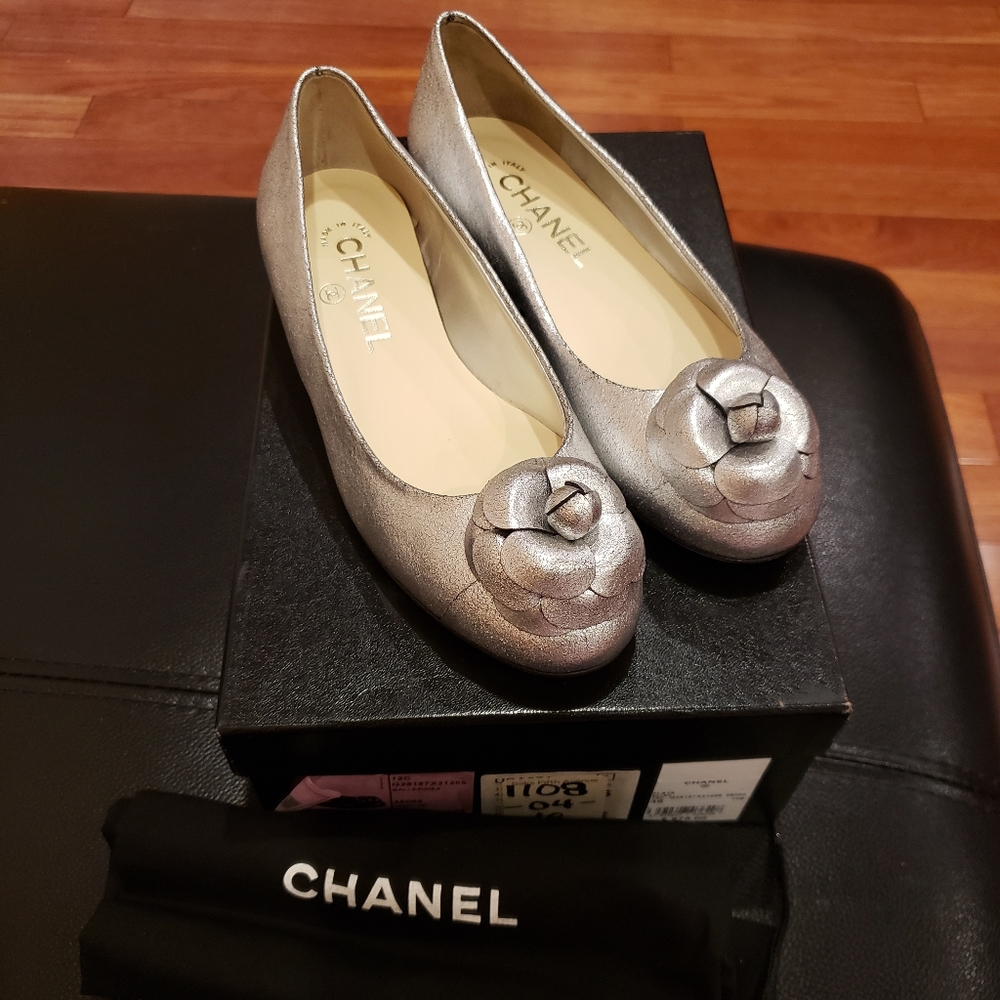 Brand New CHANEL Camelia Flats size 36